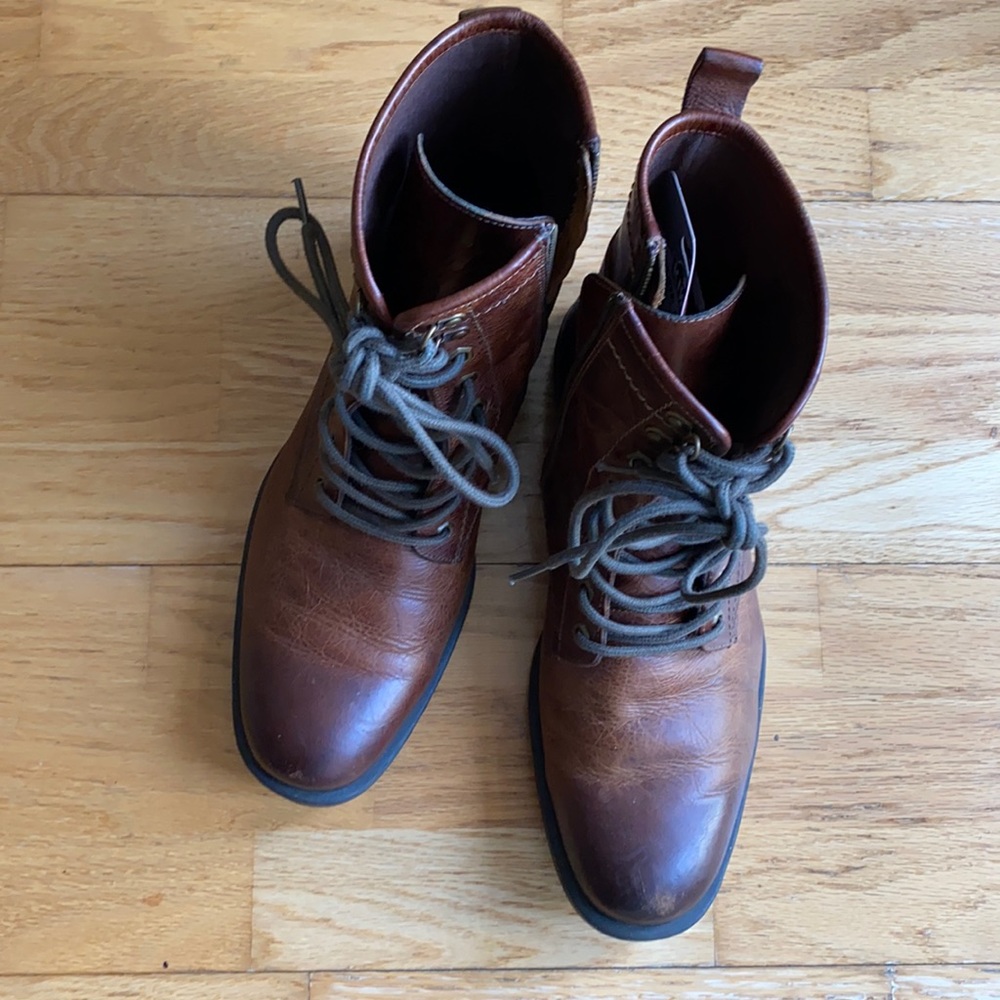 Men’s 10.5 brown boots gently used.